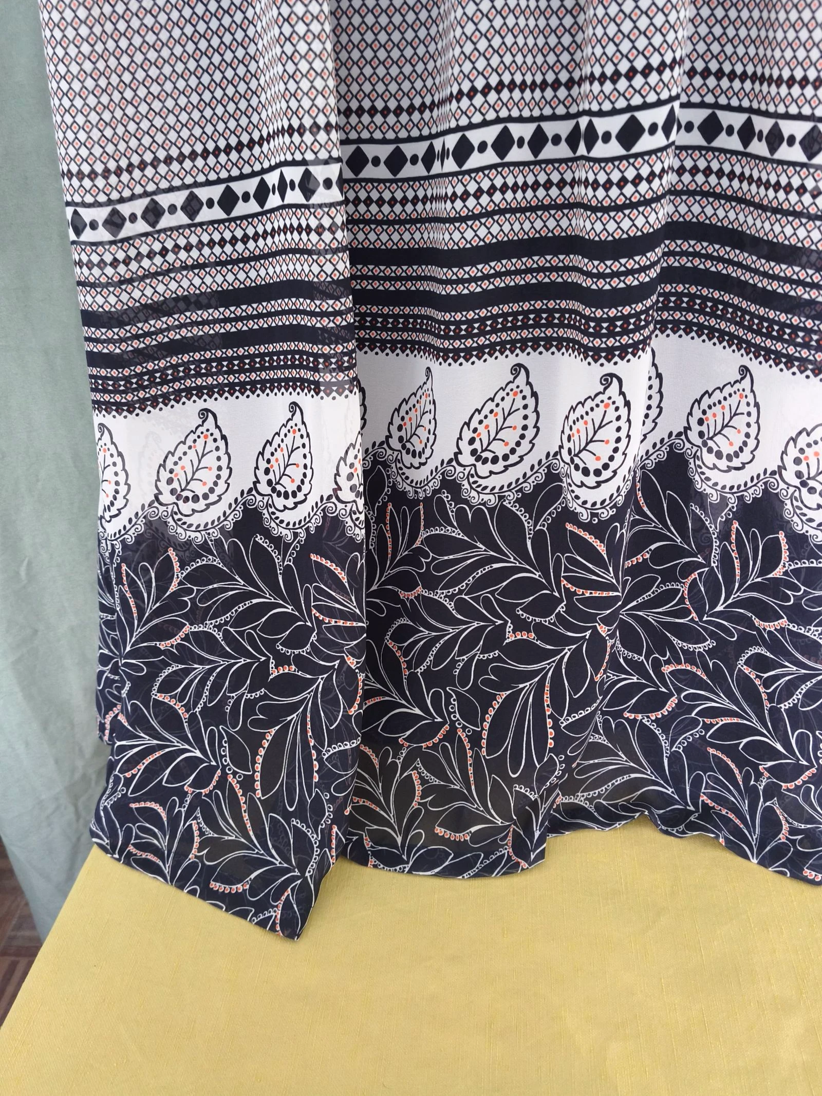 Vestido longo com um padrão floral e geométrico. – photo 4